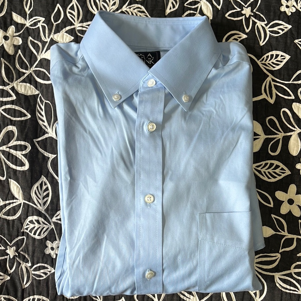 (57)NWOT Mens long sleeve dress shirt by Jos A Bank. Size 15 1/2-32. Light Blue